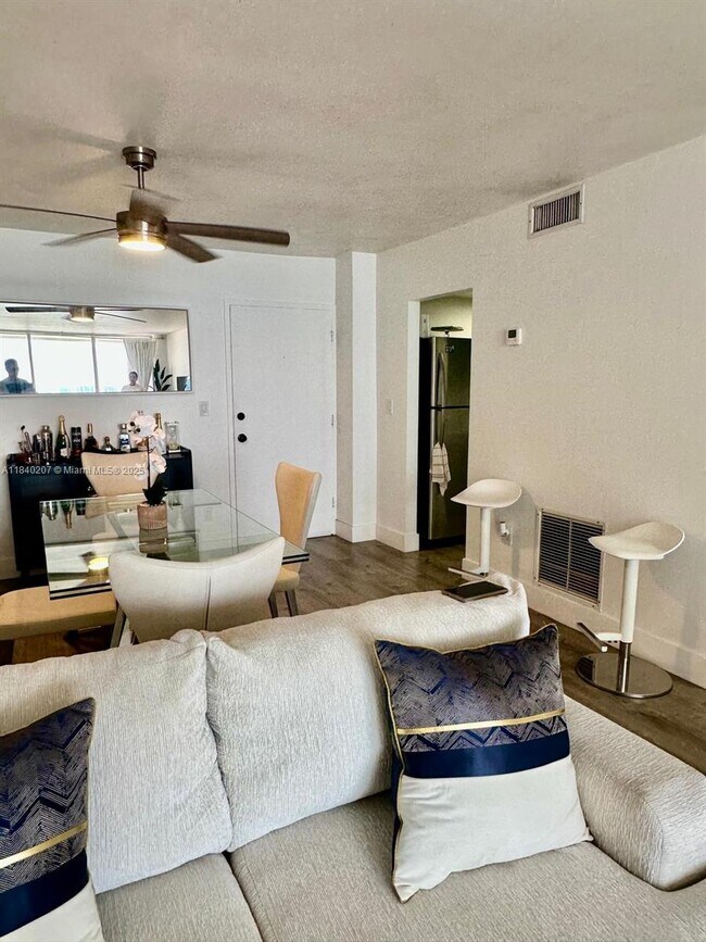 Foto del edificio - 1865 79th Street Causeway