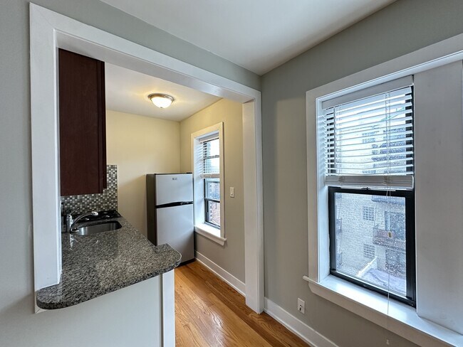 Building Photo - 823 W Wolfram St