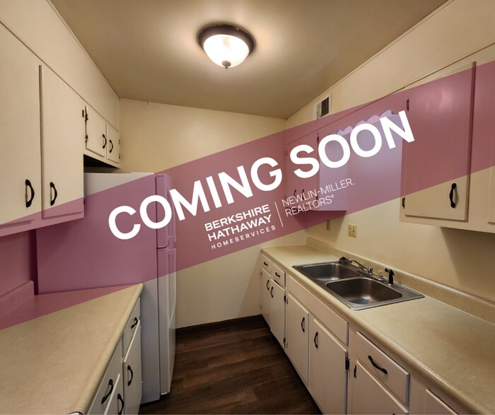 Primary Photo - Downtown 1 bedroom Courtyard Apartment *Tenant Pays Electric ONLY!*