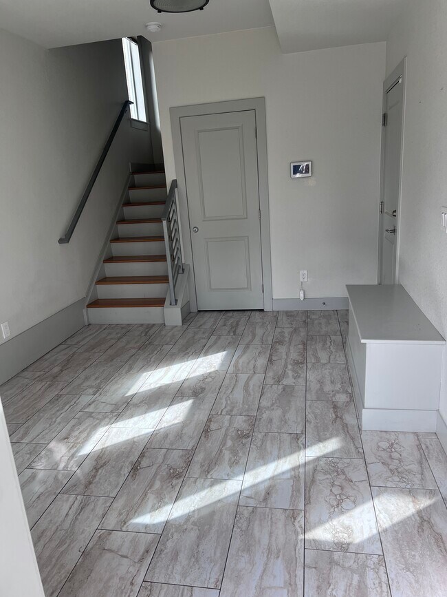 Building Photo - 1925 Hooker St