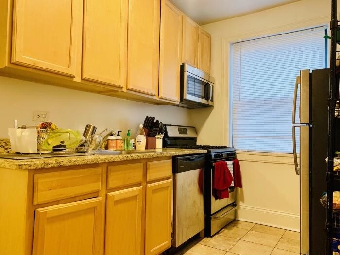 Building Photo - 2 bedroom in EVANSTON IL 60201