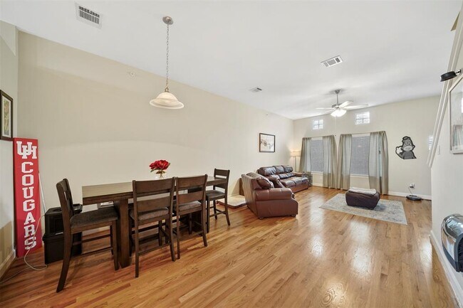 Foto del edificio - 8705 Bryam St