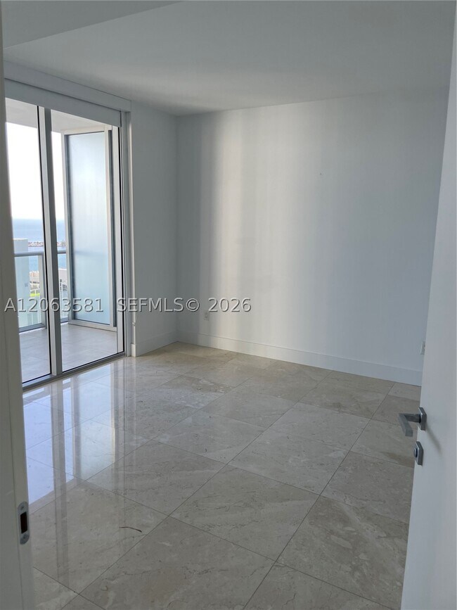 Building Photo - 1300 Brickell Bay Dr