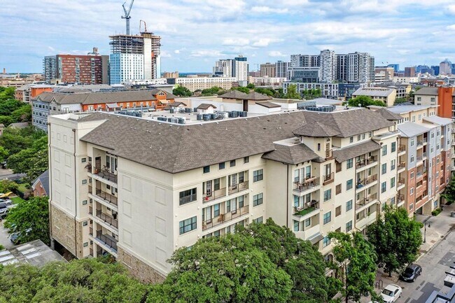 Foto del edificio - 2/2 Condo Near UT!