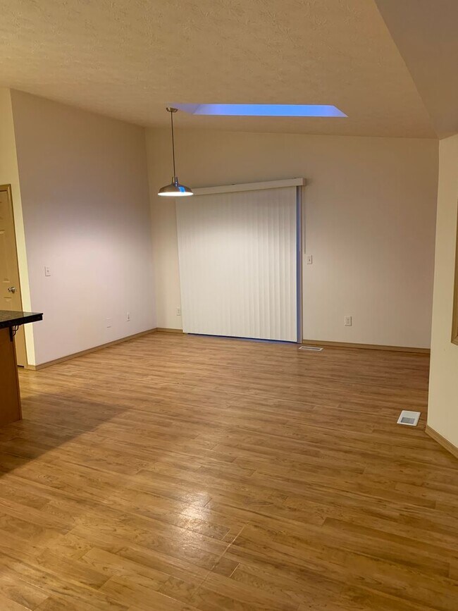 Foto del edificio - AVAILABLE NOW!! West side - 2 Bdrm, 1 Bath