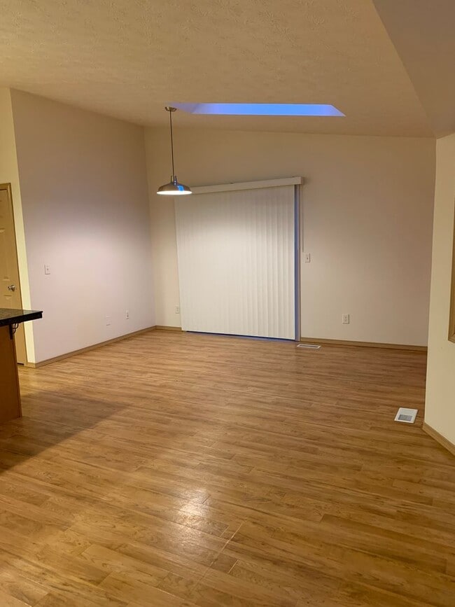 Building Photo - AVAILABLE NOW!! West side - 2 Bdrm, 1 Bath