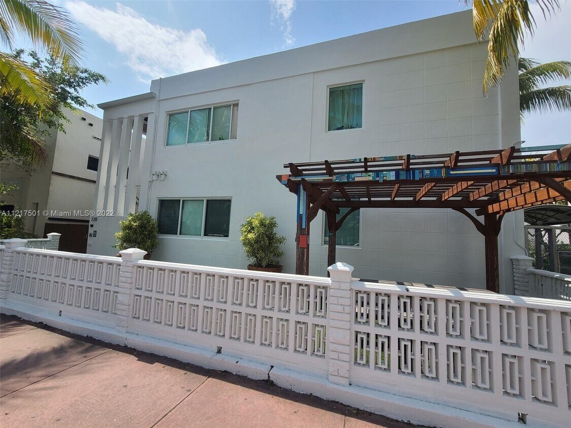 Primary Photo - 220 Collins Ave