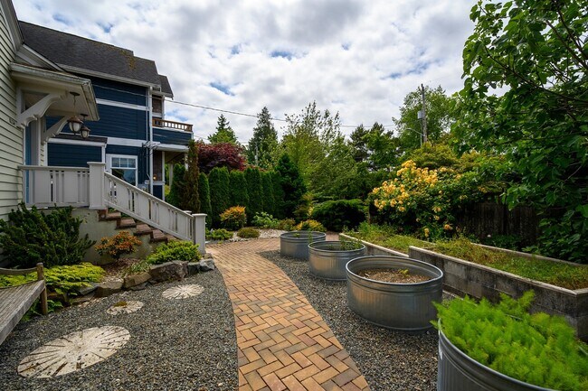Foto del edificio - Beautiful Craftsman Home in Desired Neighb...