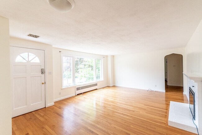 Building Photo - 208 Webster St