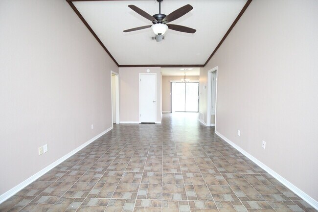 Building Photo - -Bed, 1.5-Bath Duplex in Bellview with Garage, Indoor Laundry, and Private Fenced Backyard