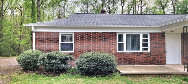 Foto del edificio - Beautifully Renovated 2BD/1BA Duplex in Hickory!
