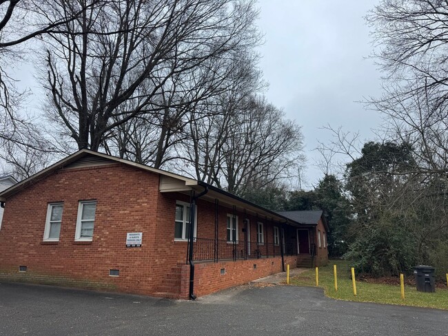 Building Photo - Two Bedroom Apartment in Statesville