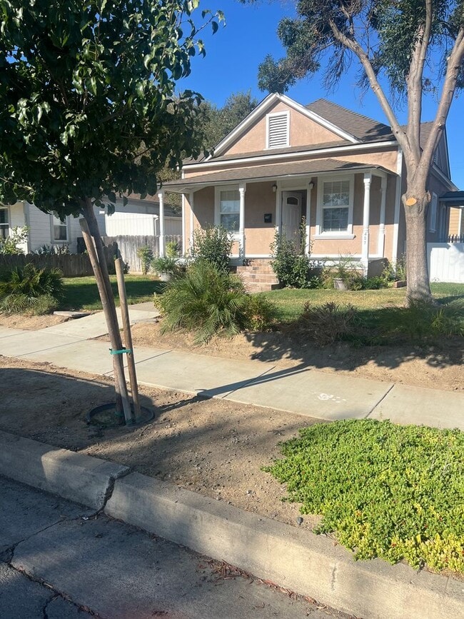 Building Photo - Beautiful 2 bedroom home with large detatched garage