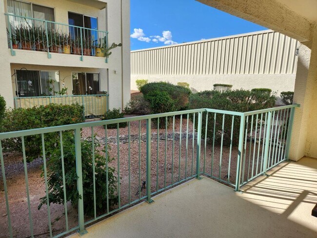 Building Photo - Furnished First Floor Condo