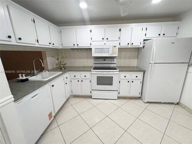 Foto del edificio - 8826 W McNab Rd