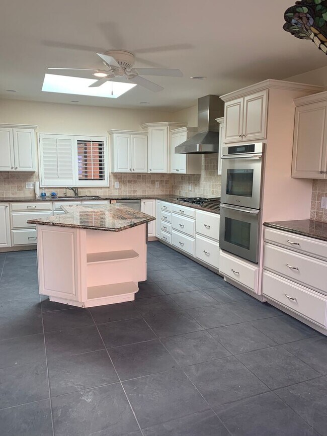 Building Photo - Gorgeous Foothills Single Family Home 2 Be...