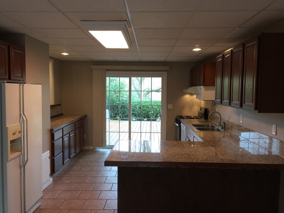 Kitchen looking onto patio - 3268 Pennsylvania Ave