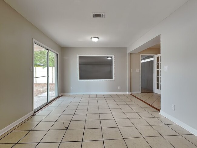 Building Photo - 10927 Regency Dr