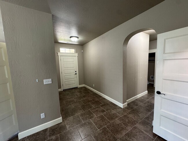 Foto del edificio - Spacious 3-Bed, 3-Bath Home with Loft & St...