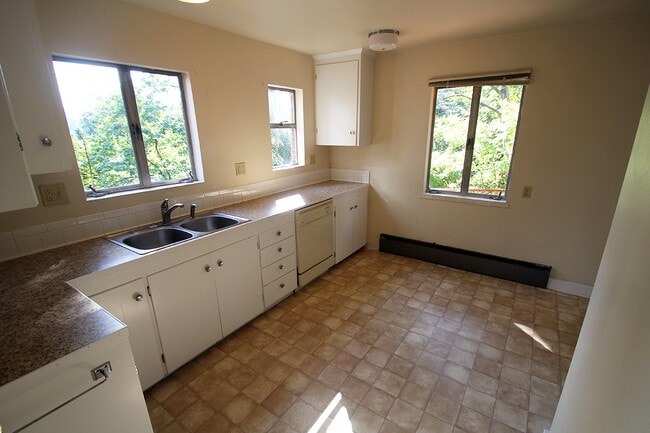 Building Photo - SPACIOUS, UPDATED 7 BEDROOM, 3 BATH, 2 KITCHENS, YARD & DEN BY UW!