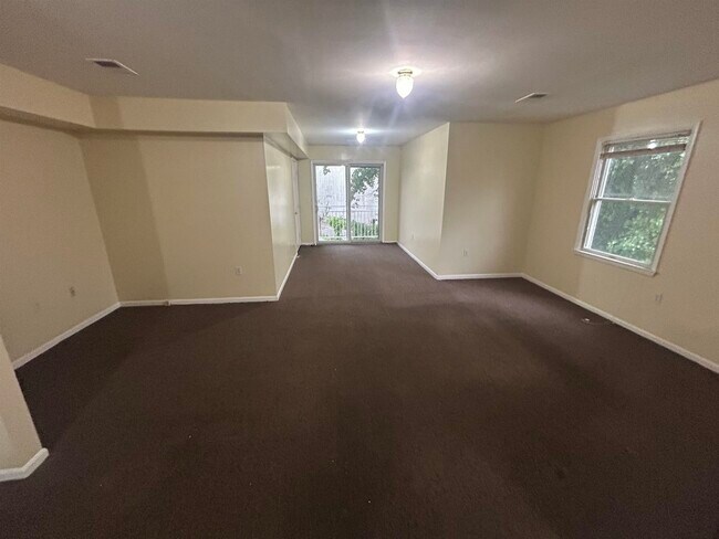 Building Photo - 30 Elm Ct