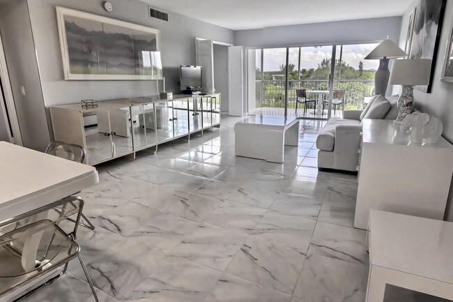 Building Photo - 3050 N Palm Aire Dr