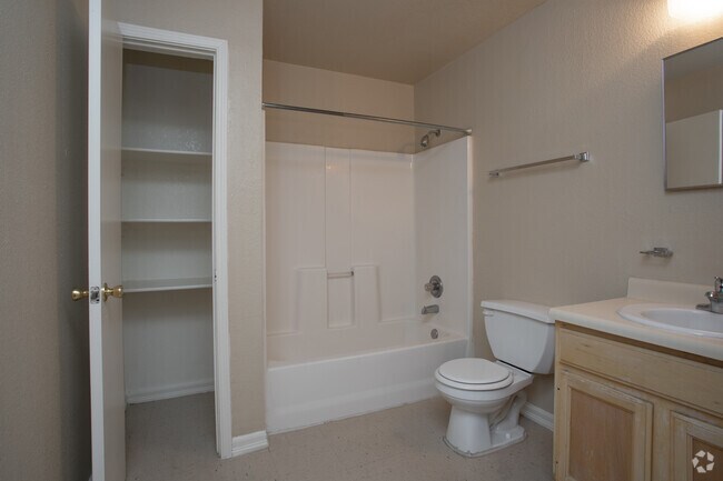 2HAB, 1BA - 800 ft² - Western Pellicano Apartments