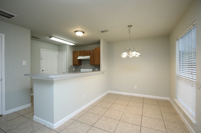 Foto del edificio - Move in Ready / 4 Bedrooms / Great Location