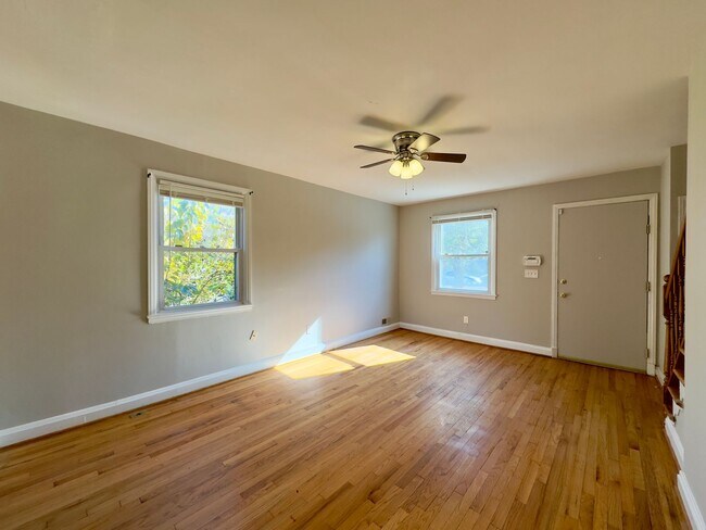 Building Photo - Charming 3Bed/1Bath in Glenham-Bedford