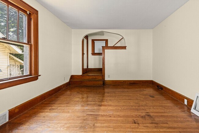 Foto del edificio - Classic Goodyear Heights Colonial — Hardwo...