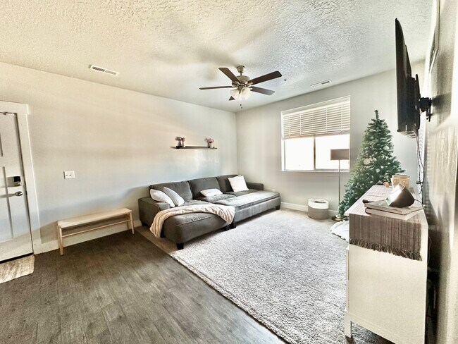 Building Photo - 712 N 380 W
