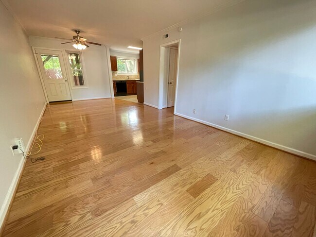 Foto del edificio - Sweet Spot in Carrboro! Inviting, updated 3br 2ba condo...Walk to Weaver St. & minutes to UNC
