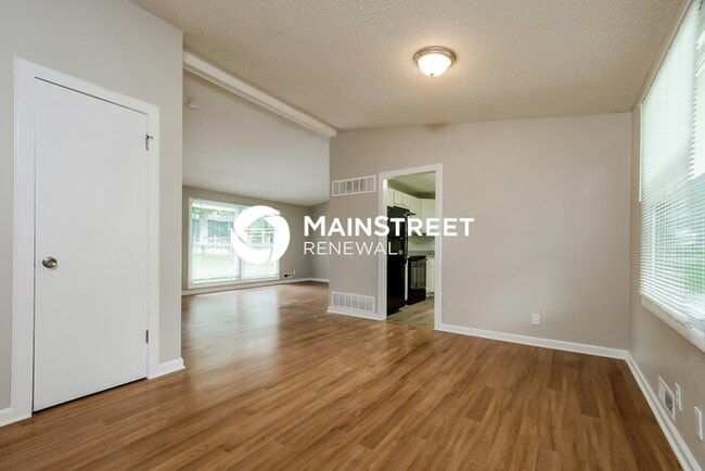 Building Photo - 4 Bedroom Pet-Friendly Home in OVERLAND PARK, KS with Main Street Renewal