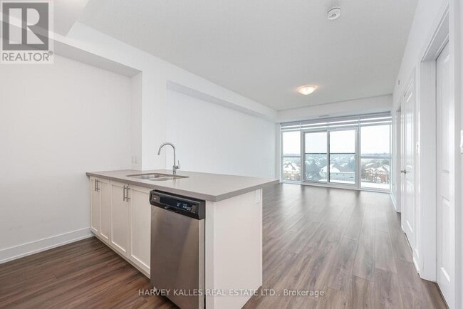 Building Photo - 460 Dundas St E