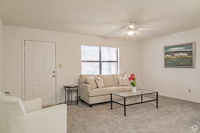 f1BR, 1BA - 650SF - Living Room - Wesley South at East Carolina
