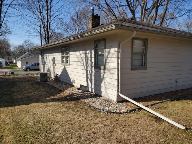 Building Photo - Immaculate 3 bedroom 2 bathroom 2 stall ga...