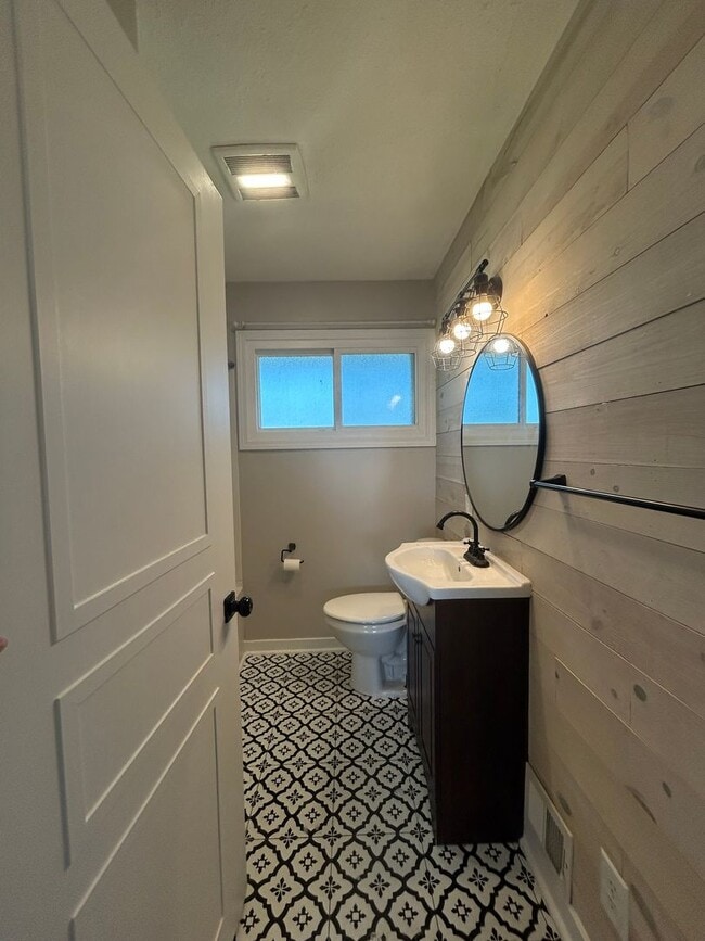 Building Photo - Cambridge City! Updated 3 Bedroom 1 Bathro...