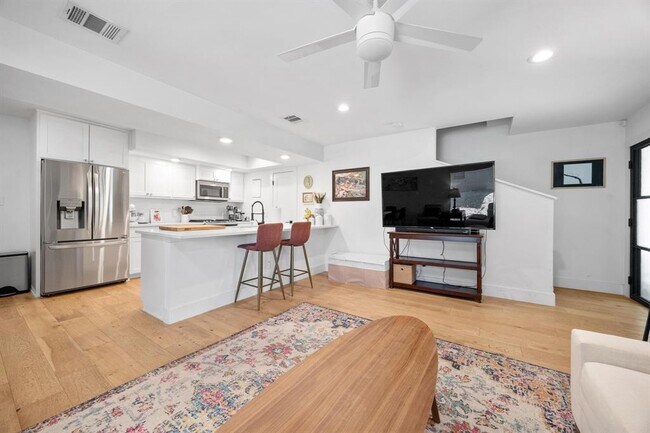 Building Photo - 3402 Dolphin Dr