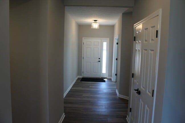 Building Photo - Move in Ready Beautiful 4 BR in Brownsburg!