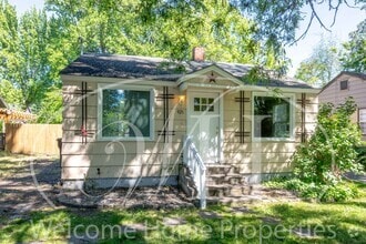 Building Photo - 921 Woodlawn St