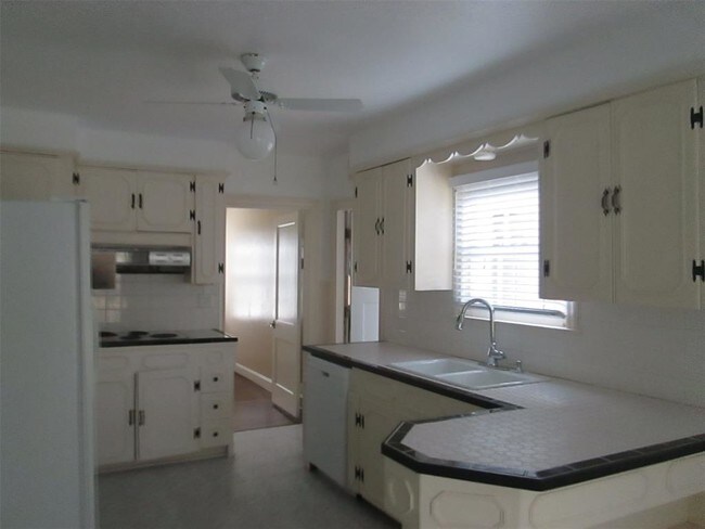 Foto del edificio - 909 Pinemont Dr
