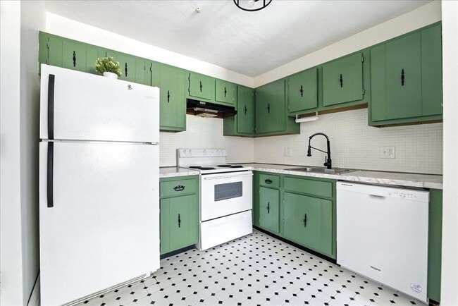 Building Photo - 67 Milliken Ave