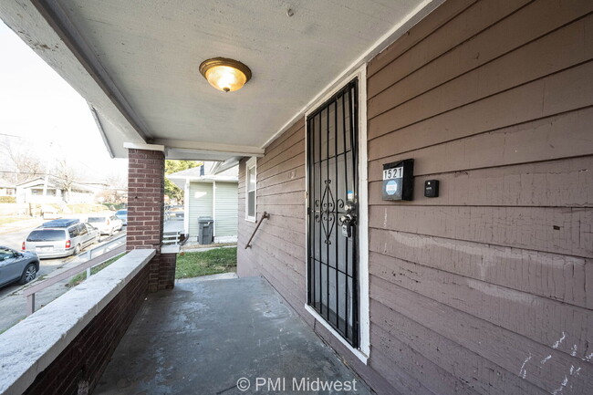 Building Photo - "Charming 2-Bed Home in Indianapolis – Coz...