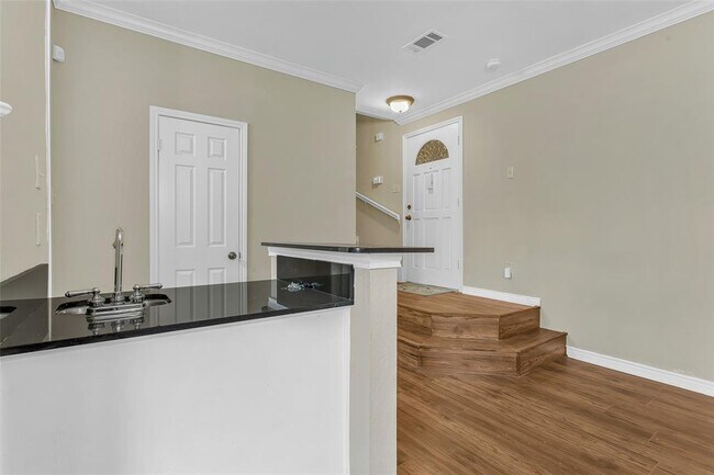 Building Photo - 6008 Auburndale Ave