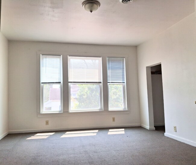 Building Photo - 2302 W Vine St