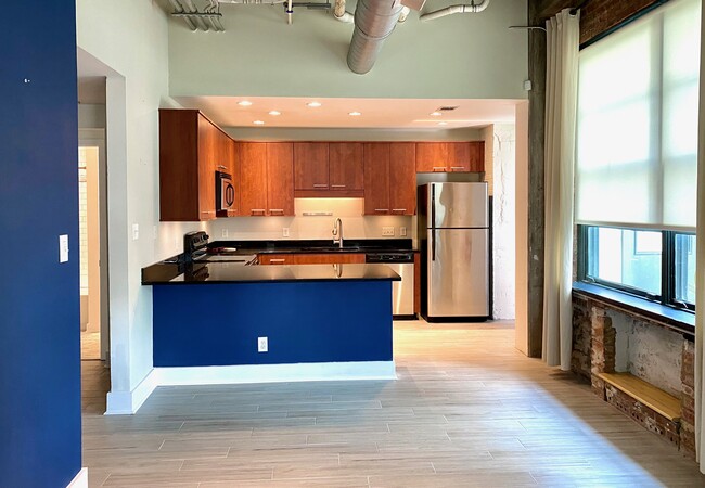 Modern, open kitchen concept with industrial look & feel. - 528 Selma St