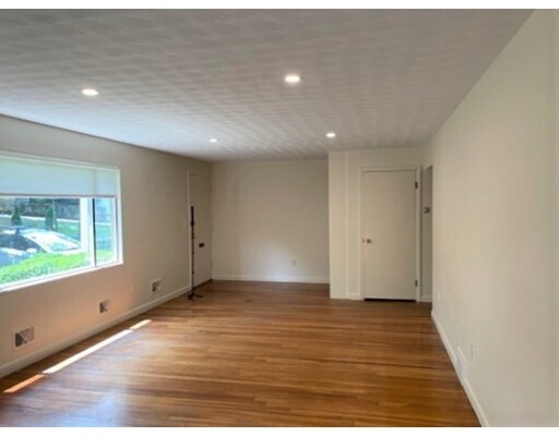 Building Photo - 10 Madoc St