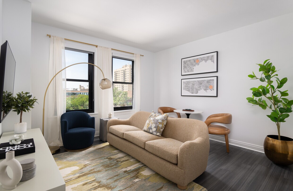 Primary Photo - 2320 N Lincoln Park W