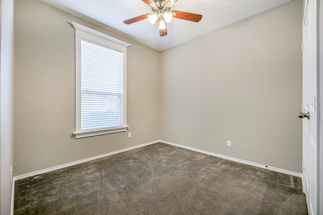 Building Photo - 172 Matthews