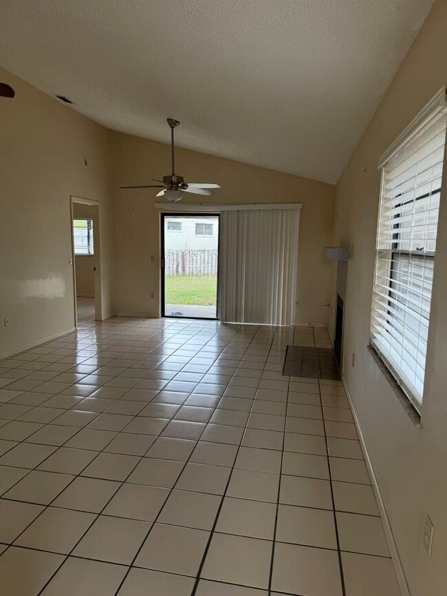 Foto del edificio - 4370 Sandhurst Dr